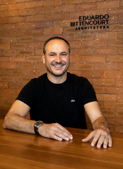 Eduardo Bittencourt em seu escritório