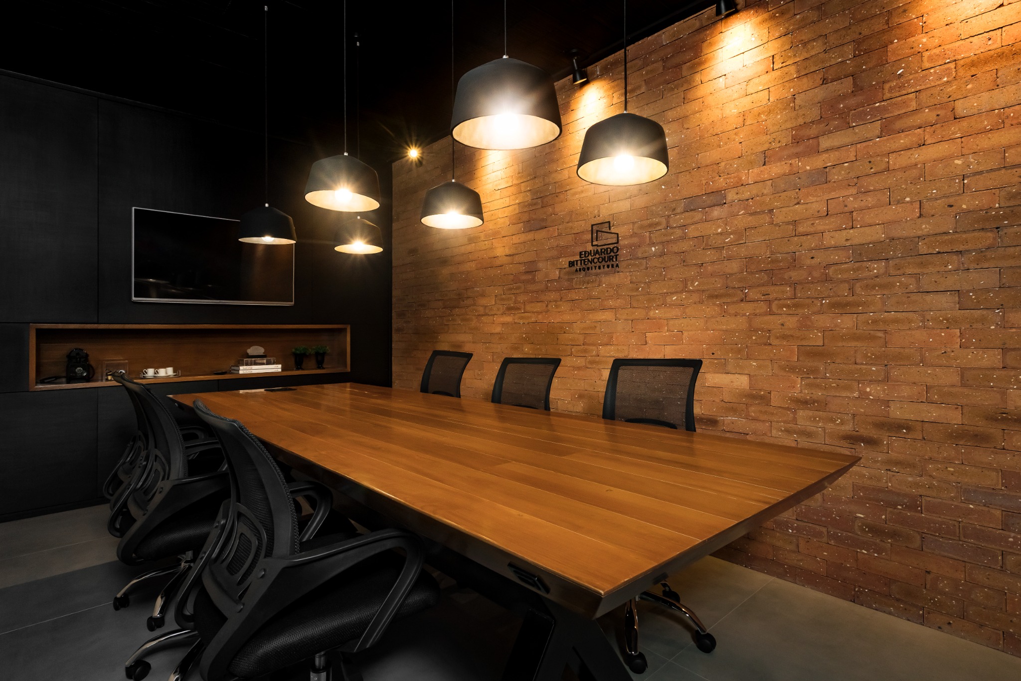 Escritório Eduardo Bittencourt Arquitetura — sala de reuniões